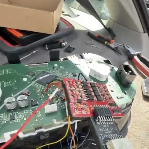 Intervention électronique sur un boîtier