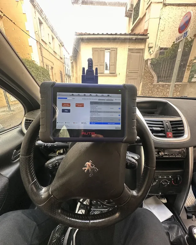 Outil de programmation branché sur le véhicule
